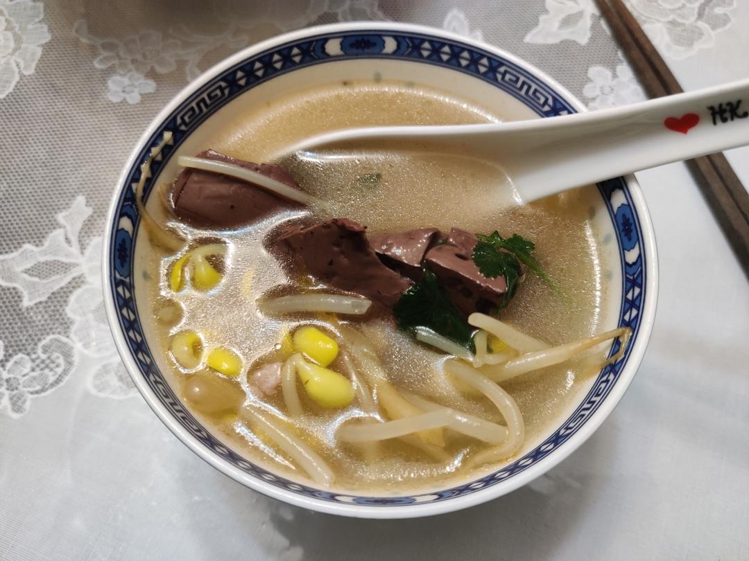 猪红黄豆芽汤