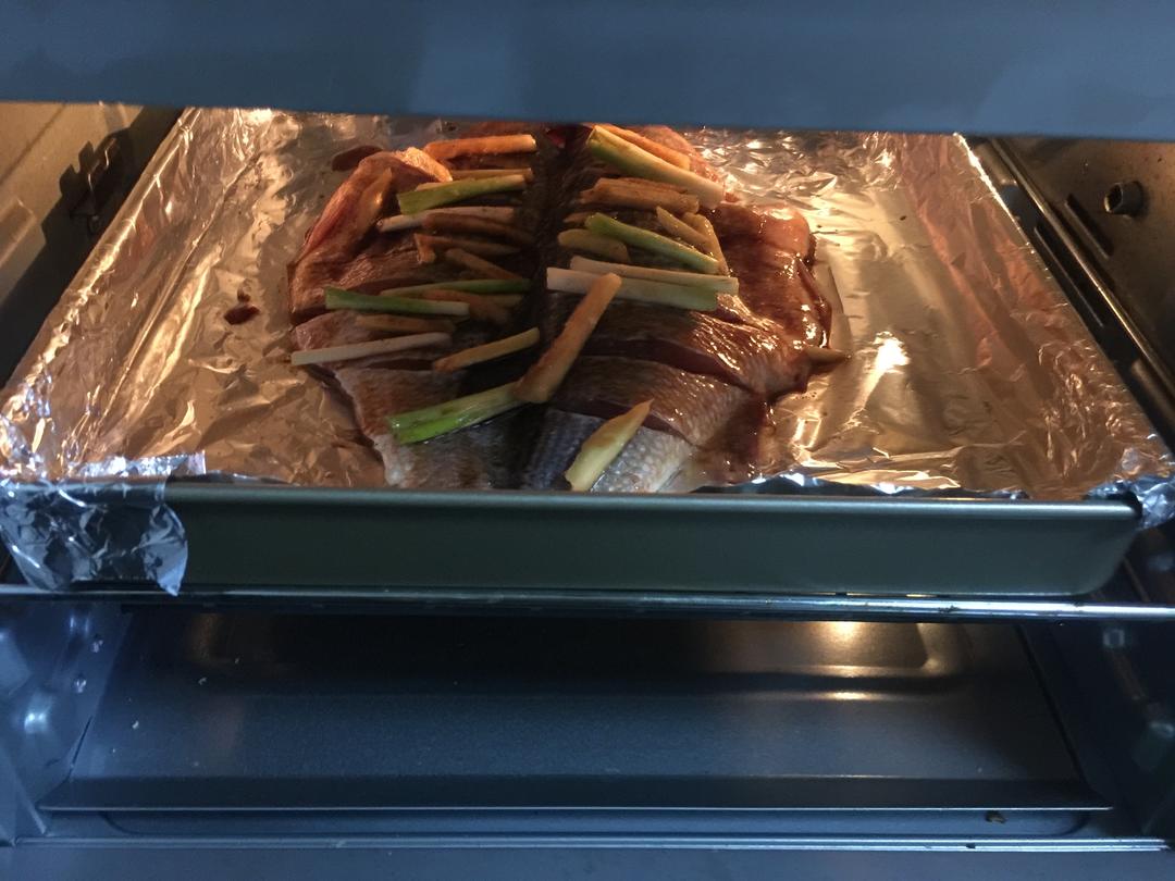 超级好吃的烤鲈鱼（烤箱）的做法
