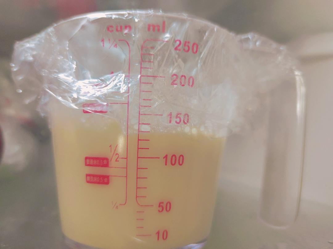 牛奶和黄油自制淡奶油（乳脂含量35.5%)
