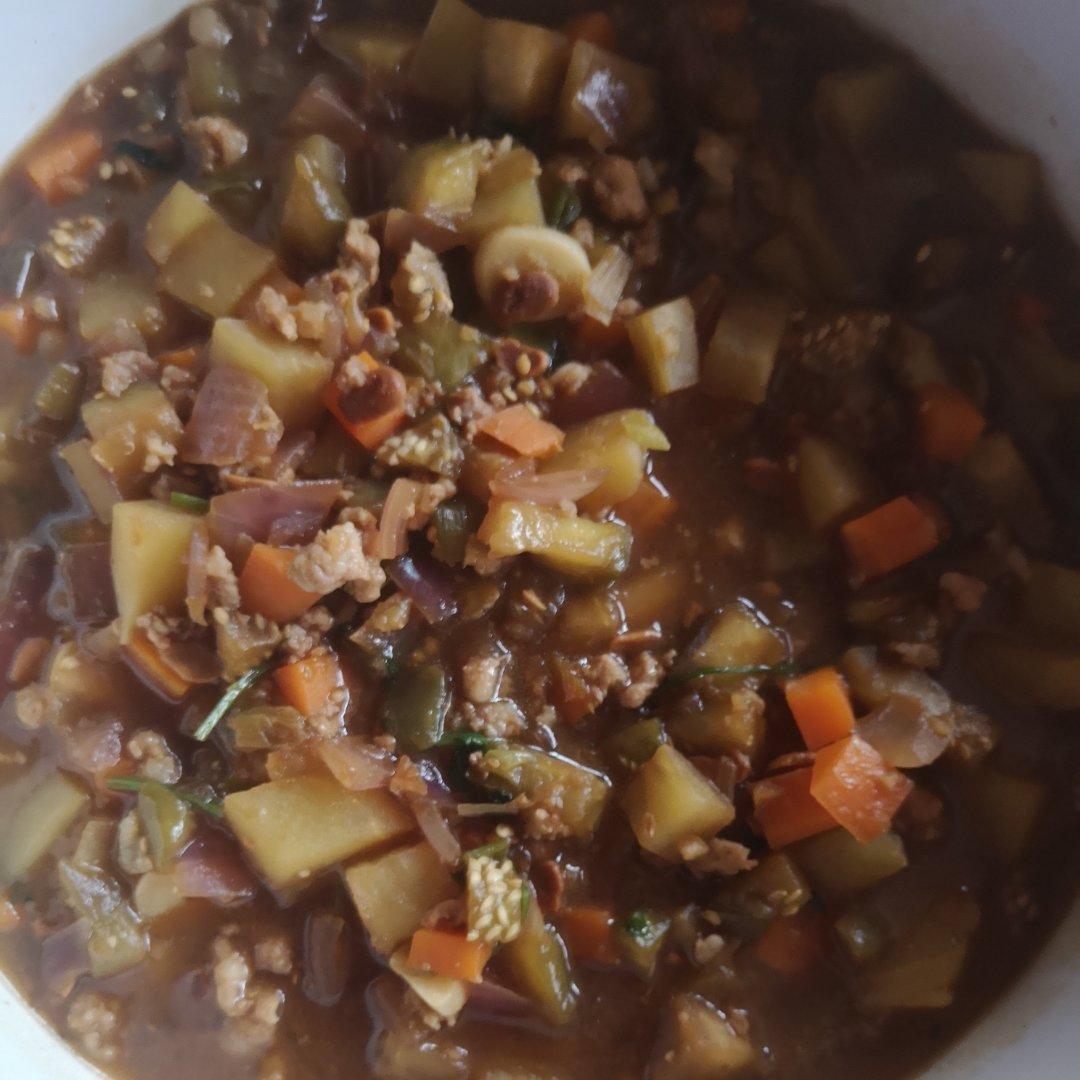 蓁妞儿妈妈做的土豆肉丁卤面条卤