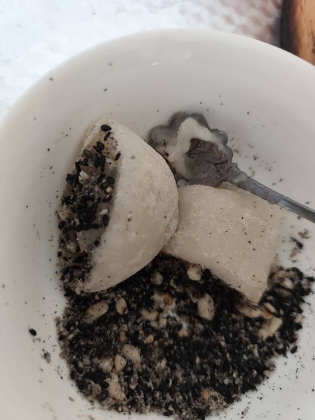 妈妈的最爱--花生芝麻糯米糍凉糕（附带烤花生做法）