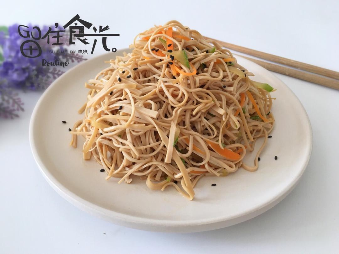 超快手的凉拌千张黄瓜胡萝卜丝