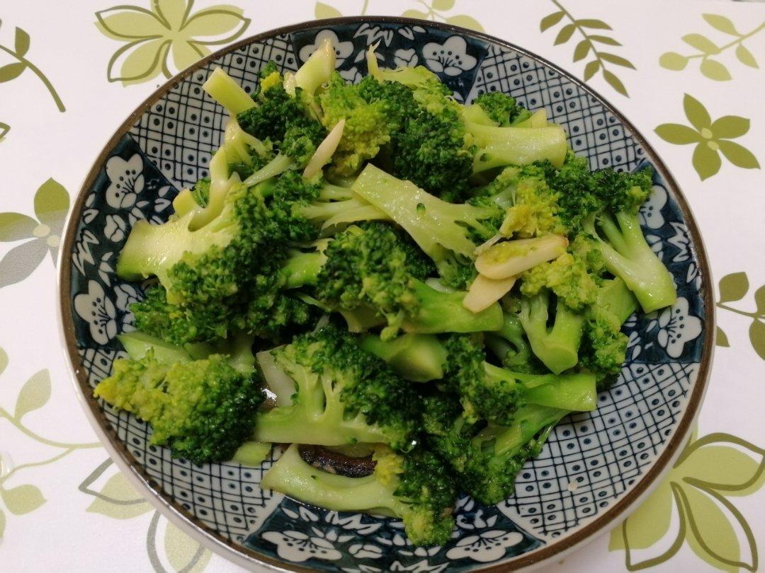 好吃到爆的耗油蒜蓉西兰花(从不修图，喜欢请关注)