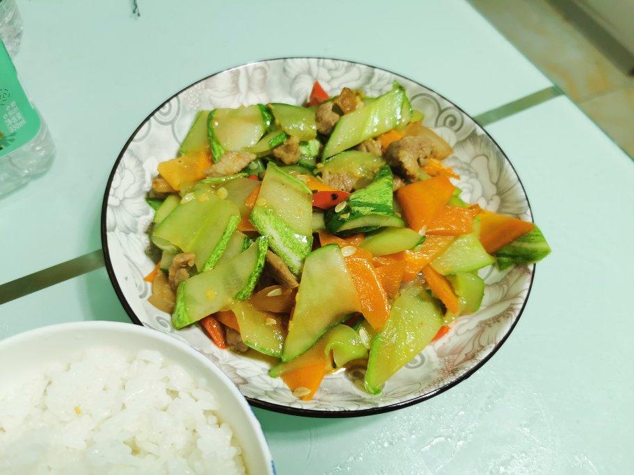 胡萝卜青瓜炒肉片