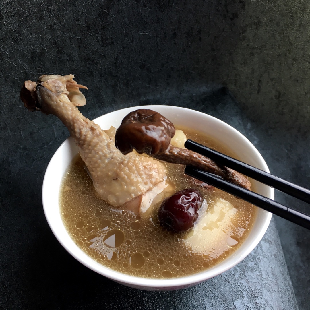蘑菇淮山煲鸡汤的做法