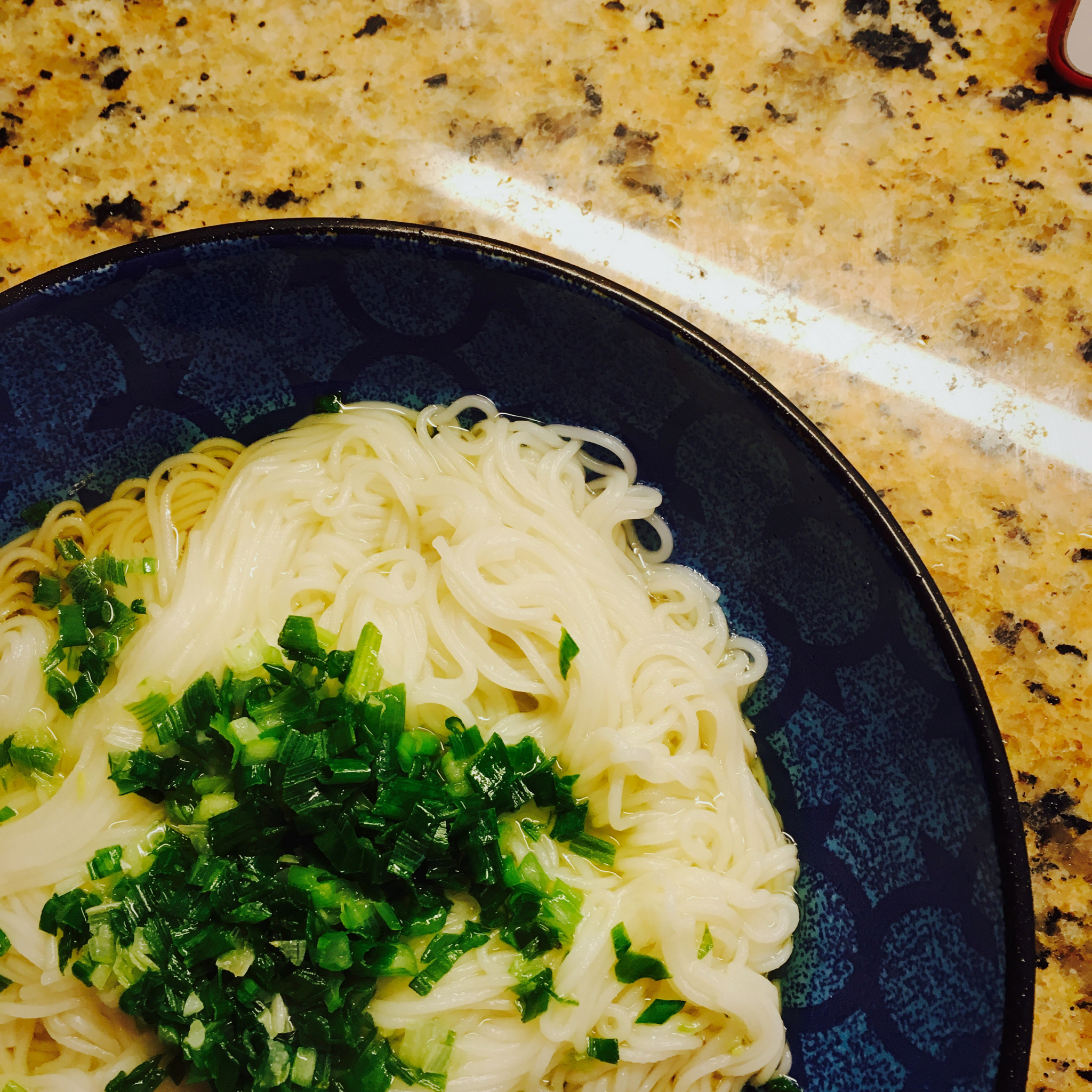 葱爆面—就是汪涵在天天向上里面做的那个啦