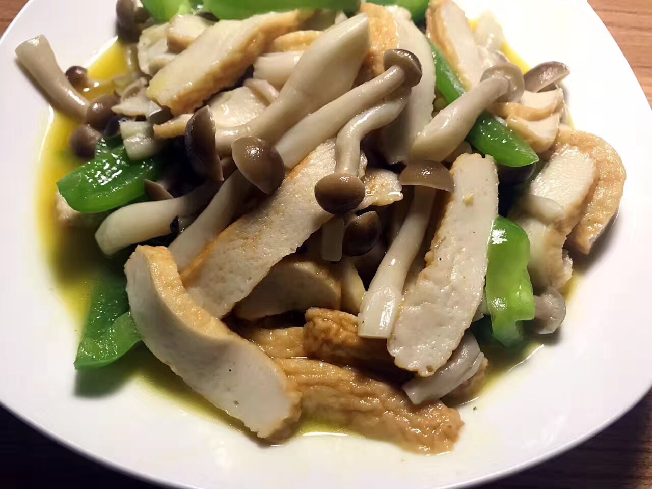 鱼豆腐炒蟹味菇的做法