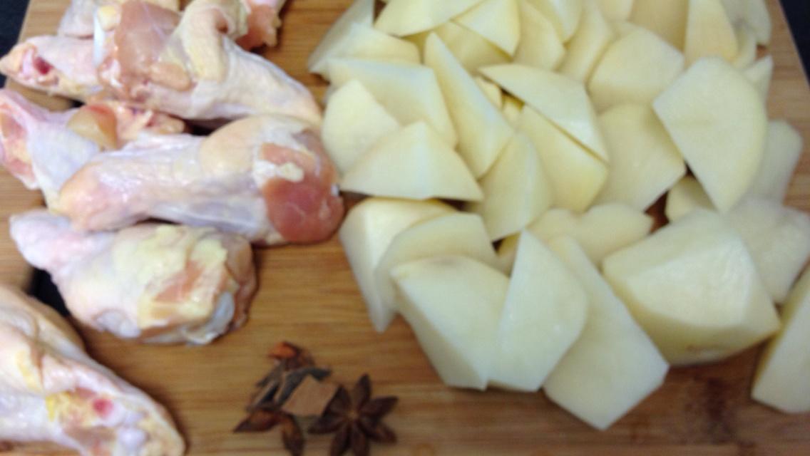 超简单红烧土豆鸡腿的做法 步骤1