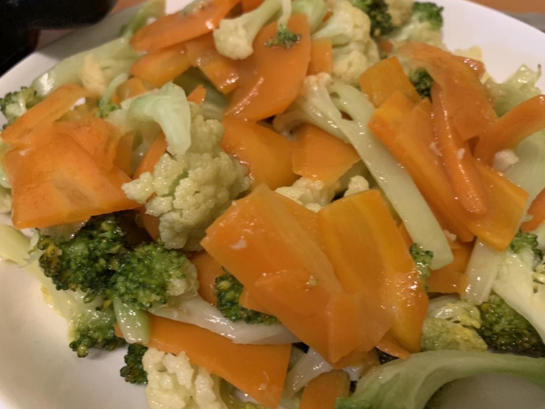 小红和小绿白（胡萝卜炒花菜）