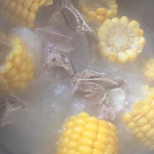 玉米骨头汤的做法 步骤3