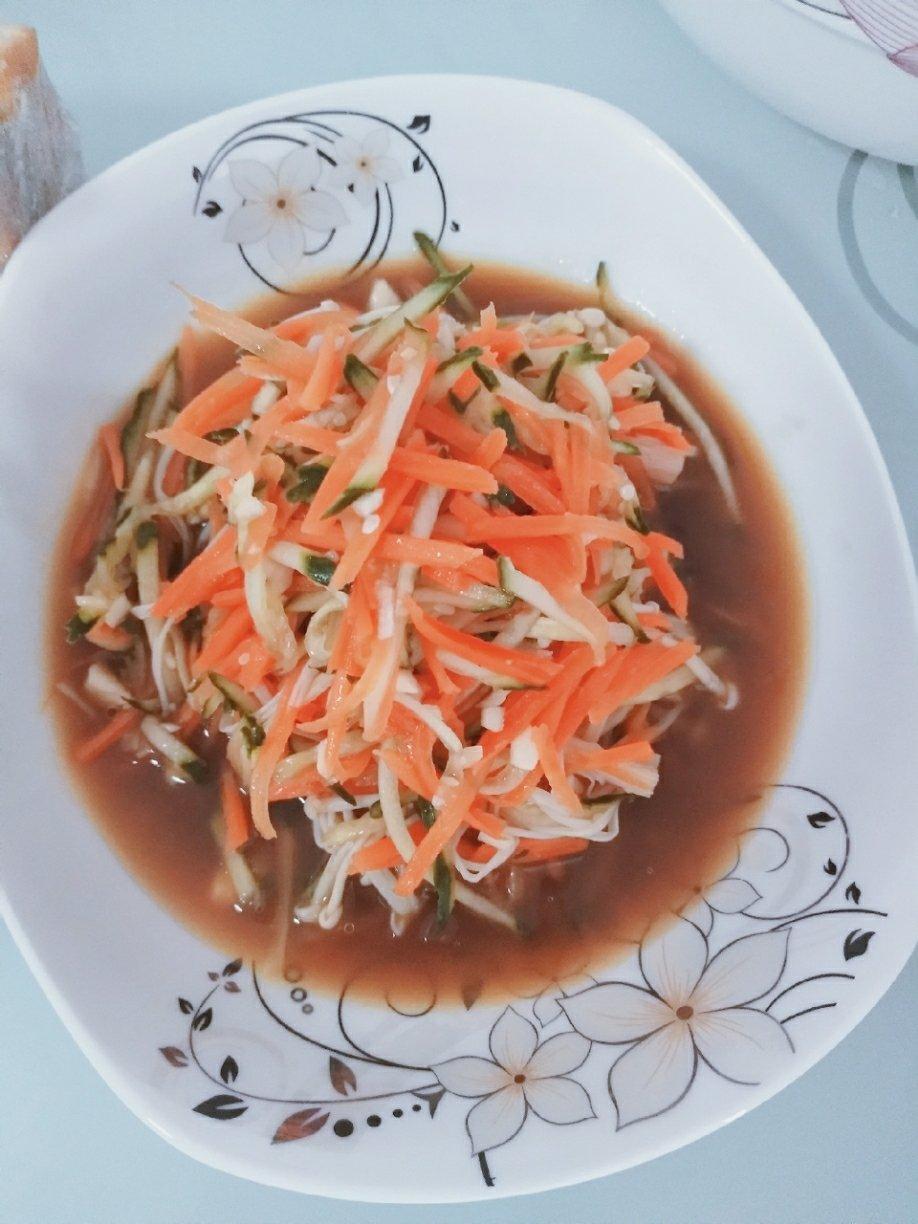 好吃的金针菇拌黄瓜