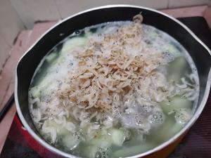黄瓜（吊瓜）虾皮汤面的做法 步骤4