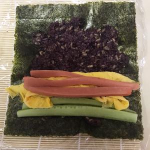 紫米寿司卷配核桃菠菜 健康低脂粗粮餐的做法 步骤7
