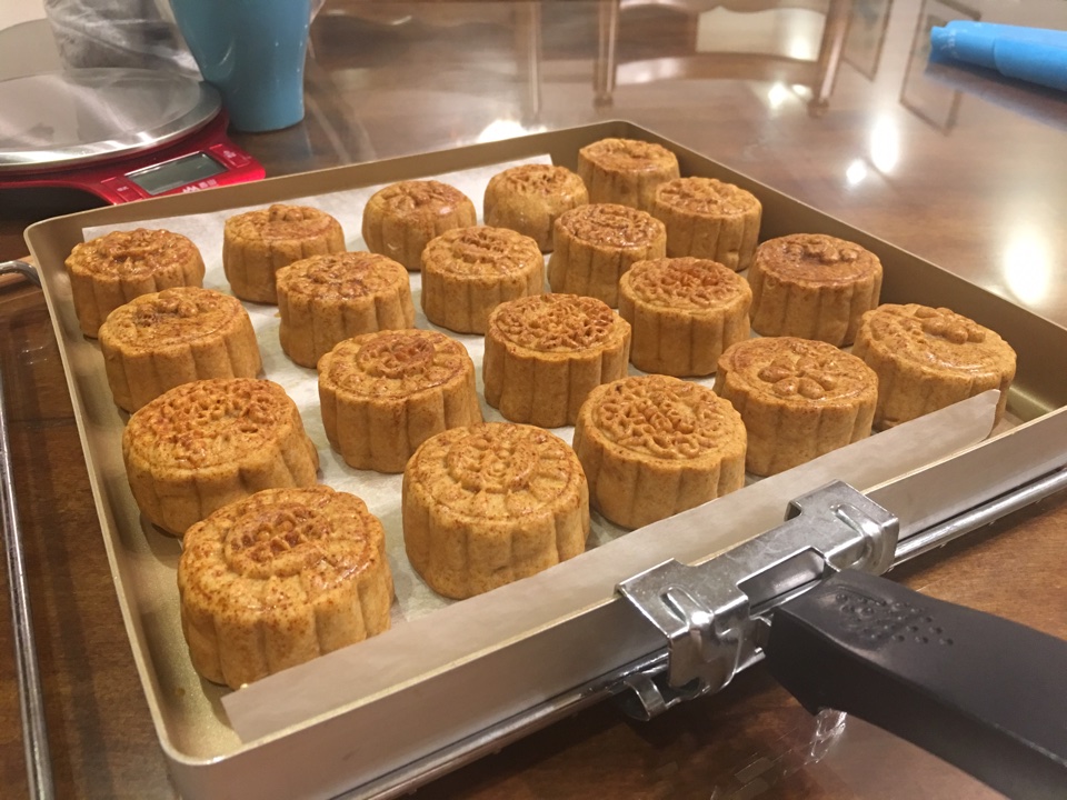 广式月饼—蛋黄莲蓉月饼
