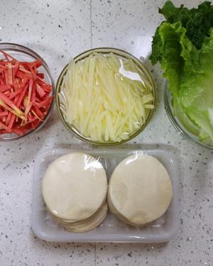 快手三种口味的饺子皮素春卷的做法 步骤1