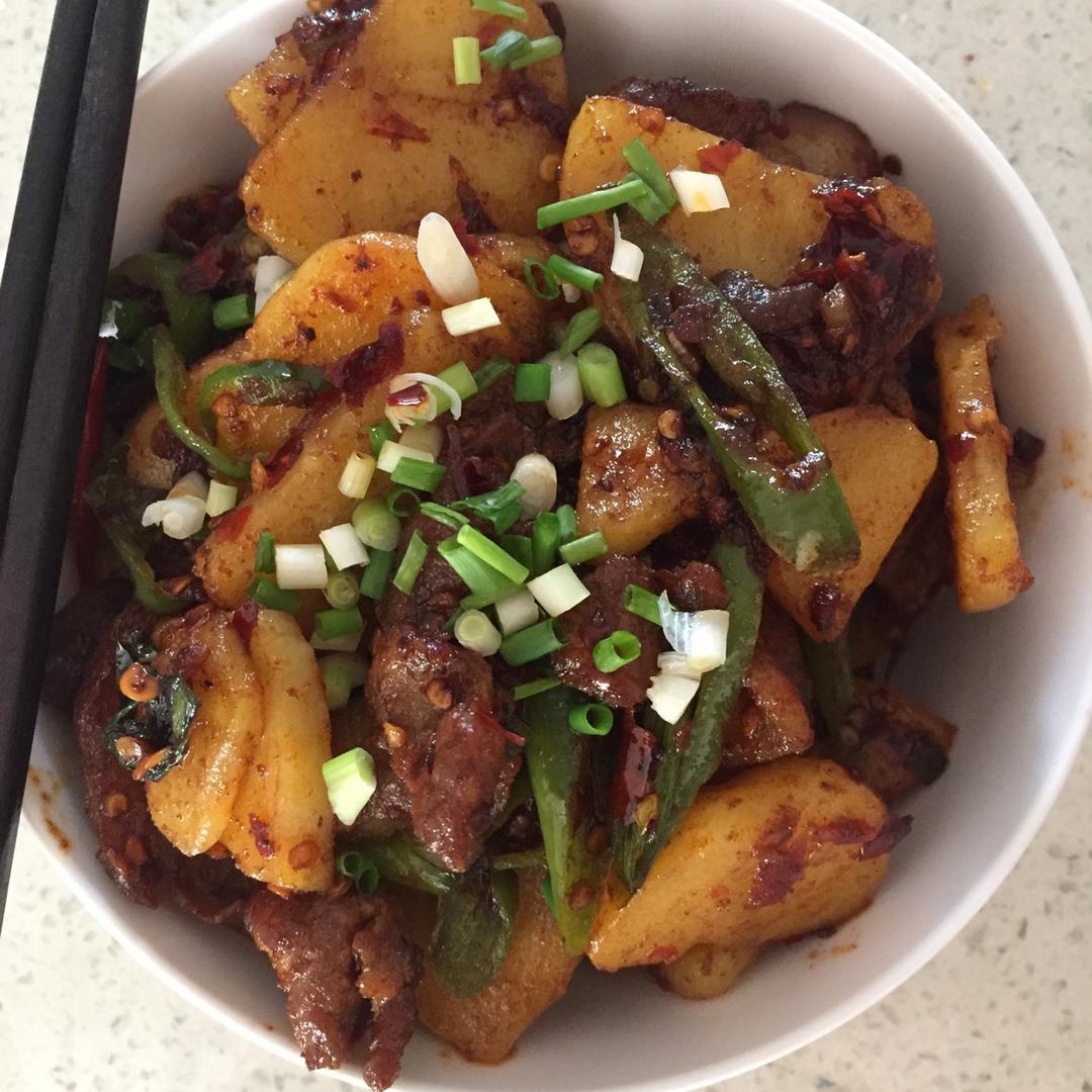 五花肉干煸土豆片