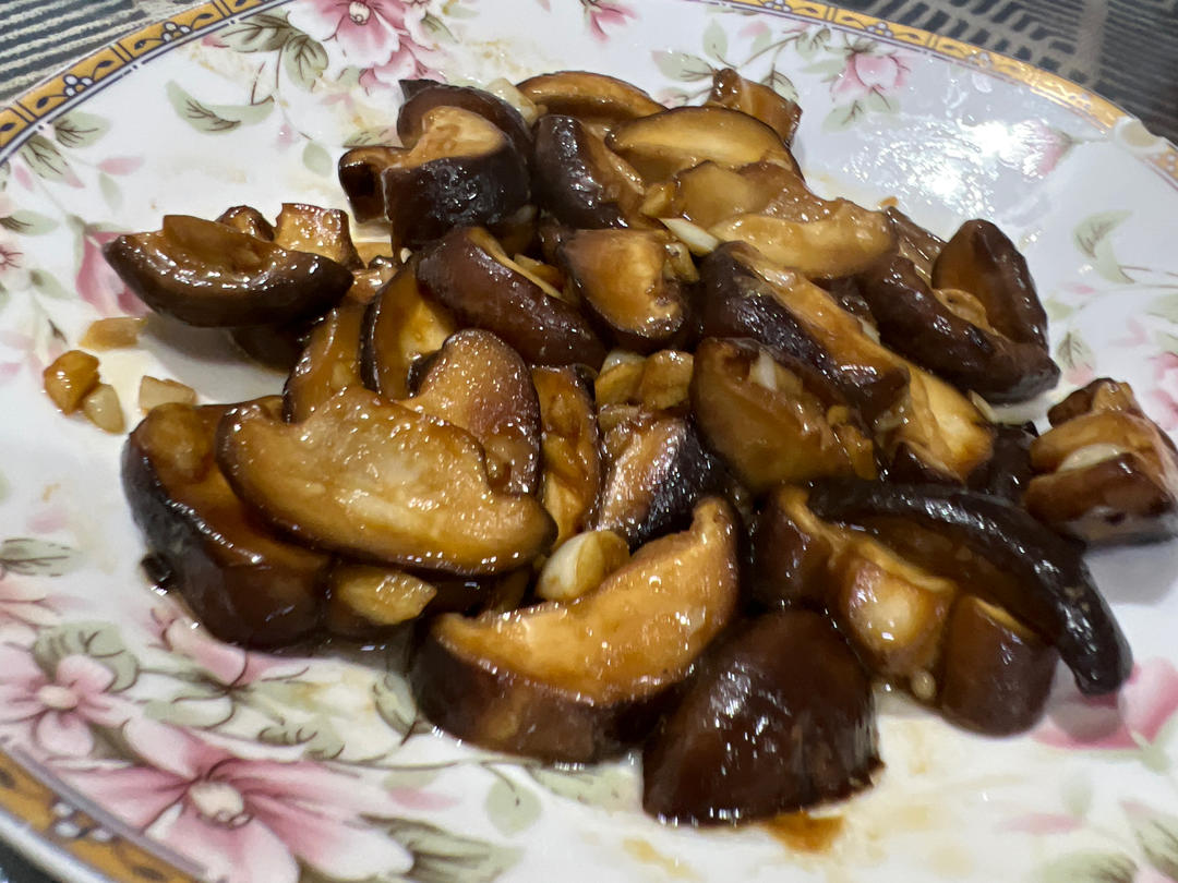 分享一个香菇好吃的做法，不用烧鸡不用炖汤，简单炒一炒，真香