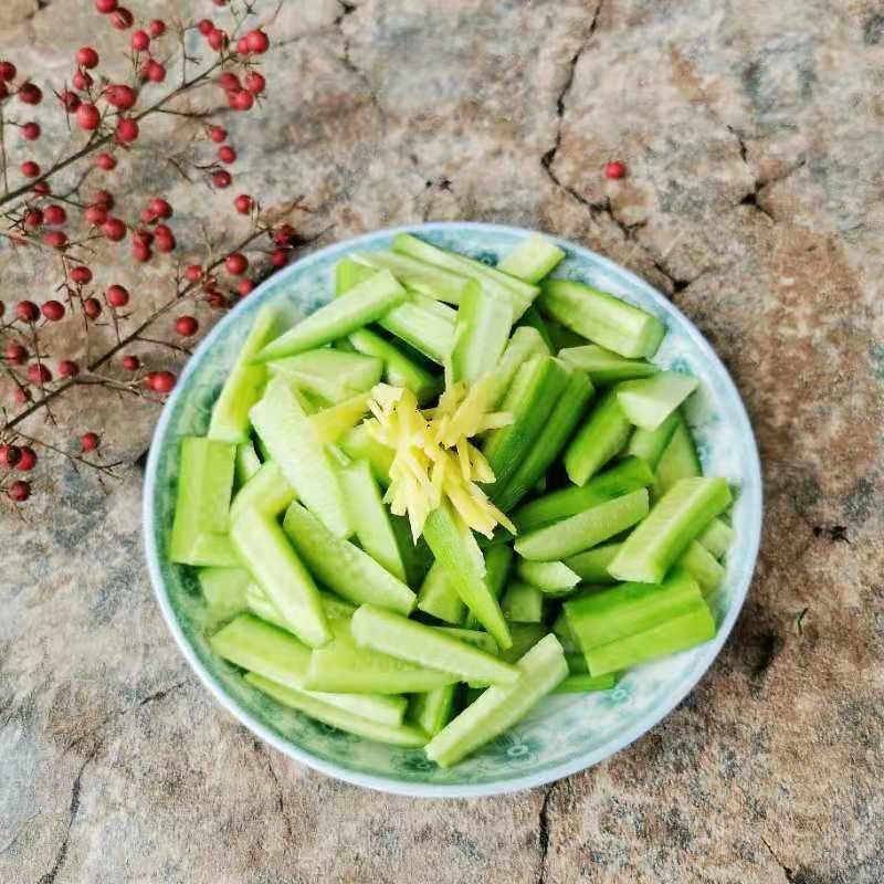 荆芥拌刀拍黄瓜