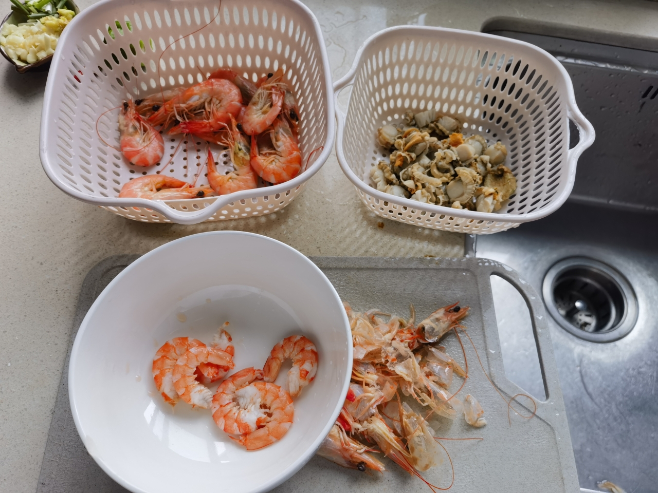 减肥海鲜捞汁凉拌虾蛤的做法 步骤1