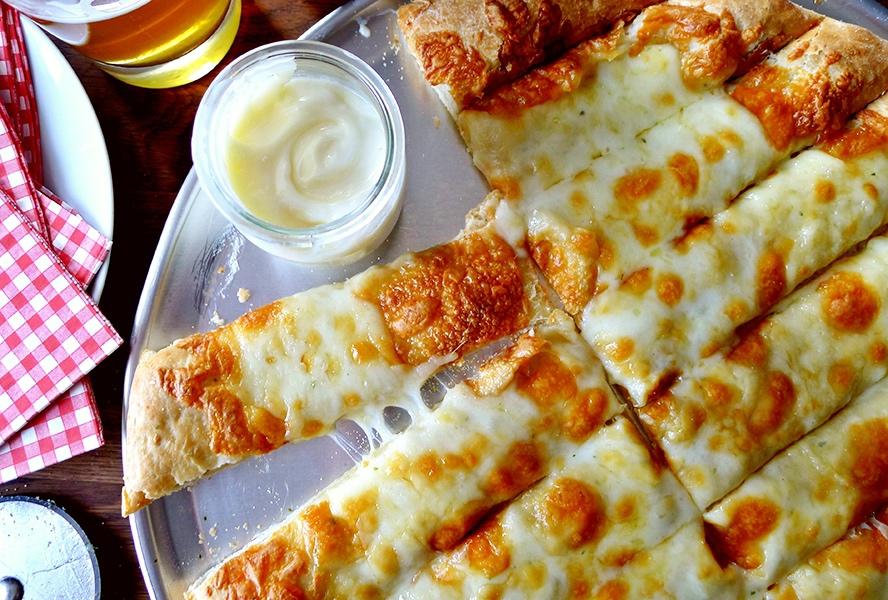 芝士披萨Garlic fingers with donair sauce