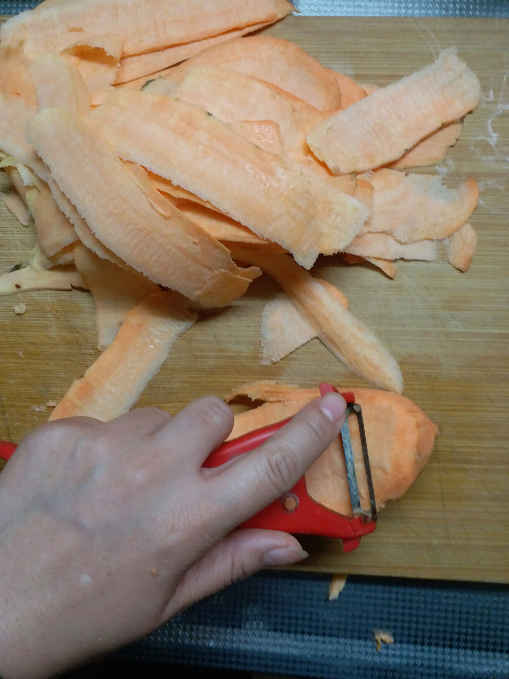 削皮器快手炸红薯的做法 步骤1