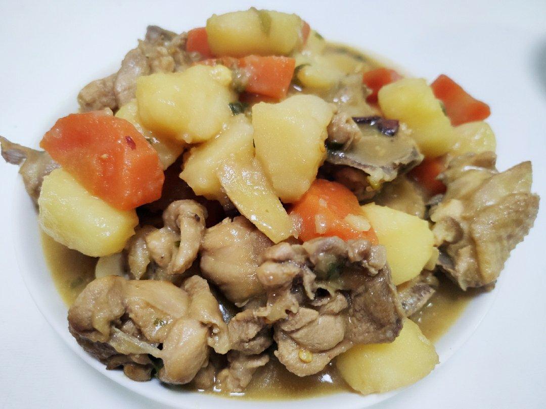 土豆炖鸡肉(一定要多煮点饭，否则不够吃)