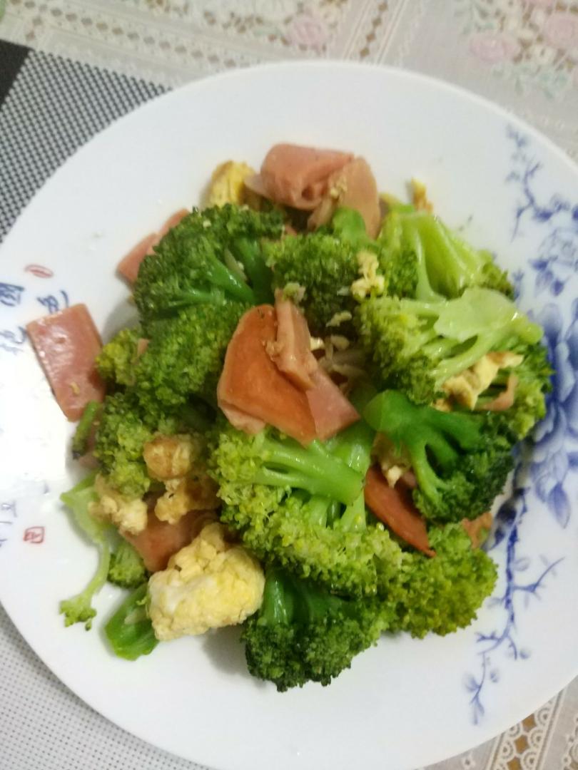 {☀快手晚餐☀}火腿肠滑蛋西兰花