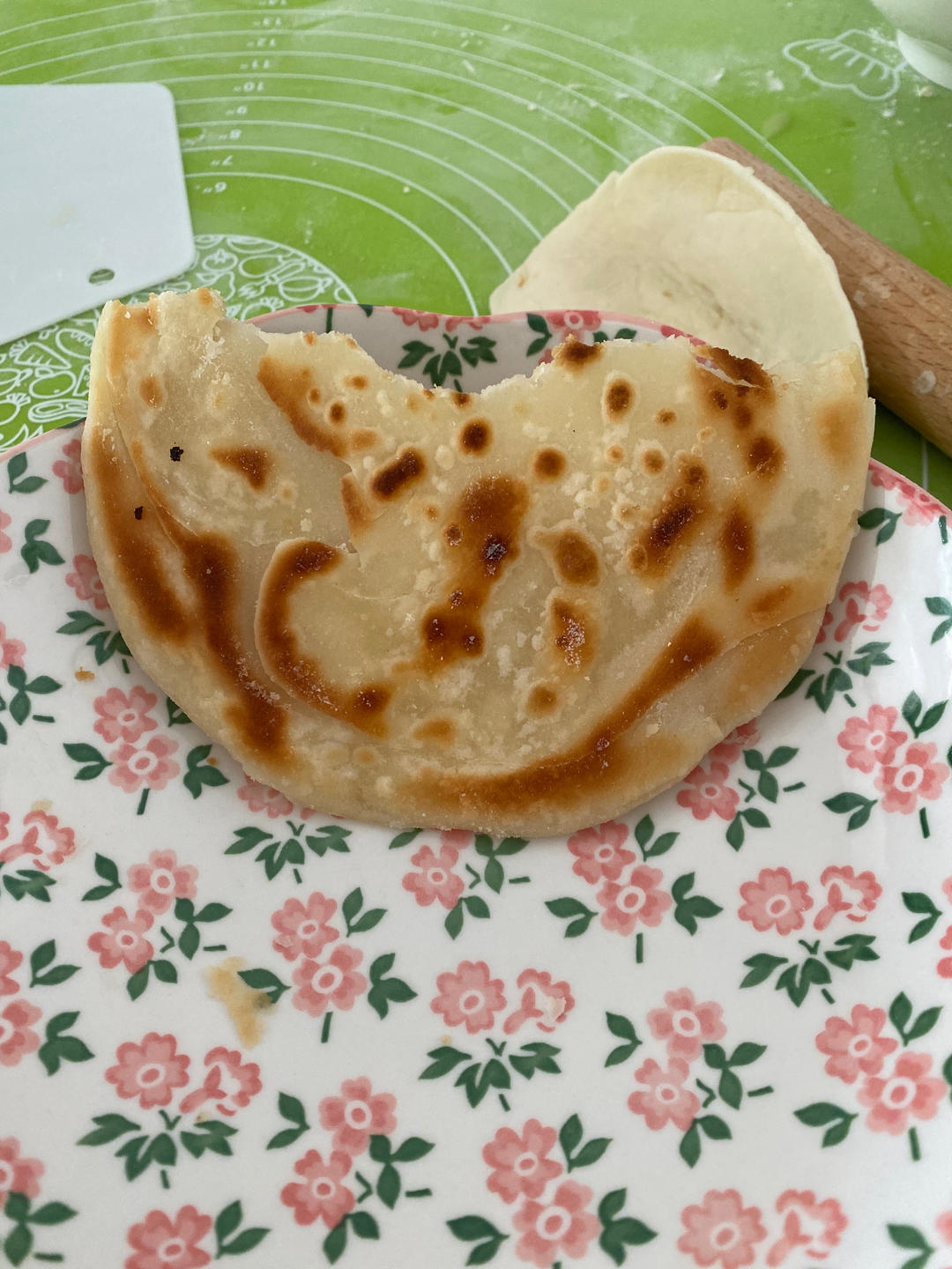 烙饼不硬的小窍门 掌握了你也能看出柔软多层凉了不硬的小油饼