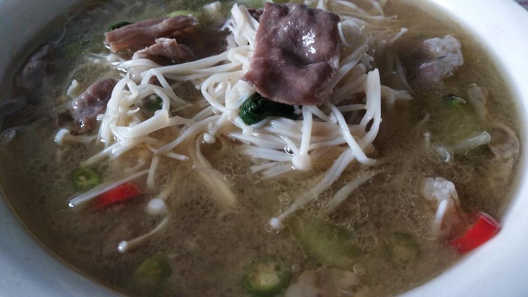 酸汤肥牛金针菇