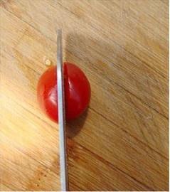 在10秒内把小西红柿切成心形的做法 步骤5