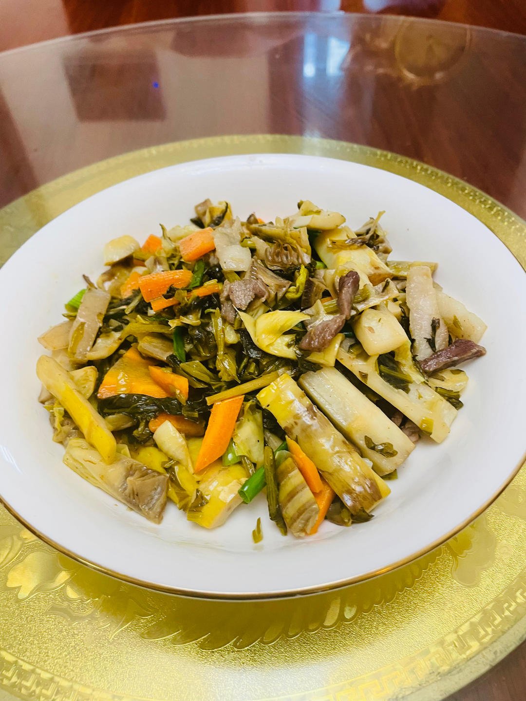 小艾的妈妈做的雪菜肉丝炒春笋