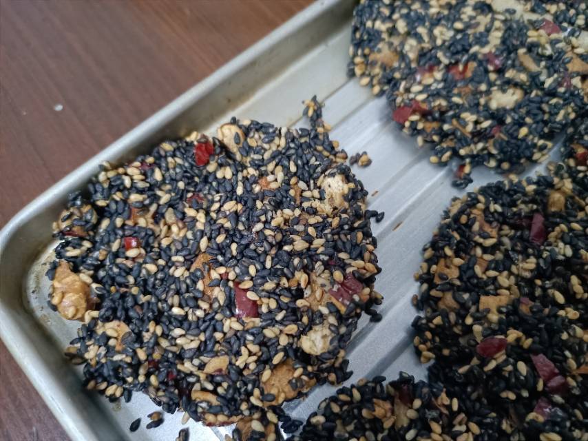 无油无蔗糖养生小零食，芝麻红枣核桃脆饼