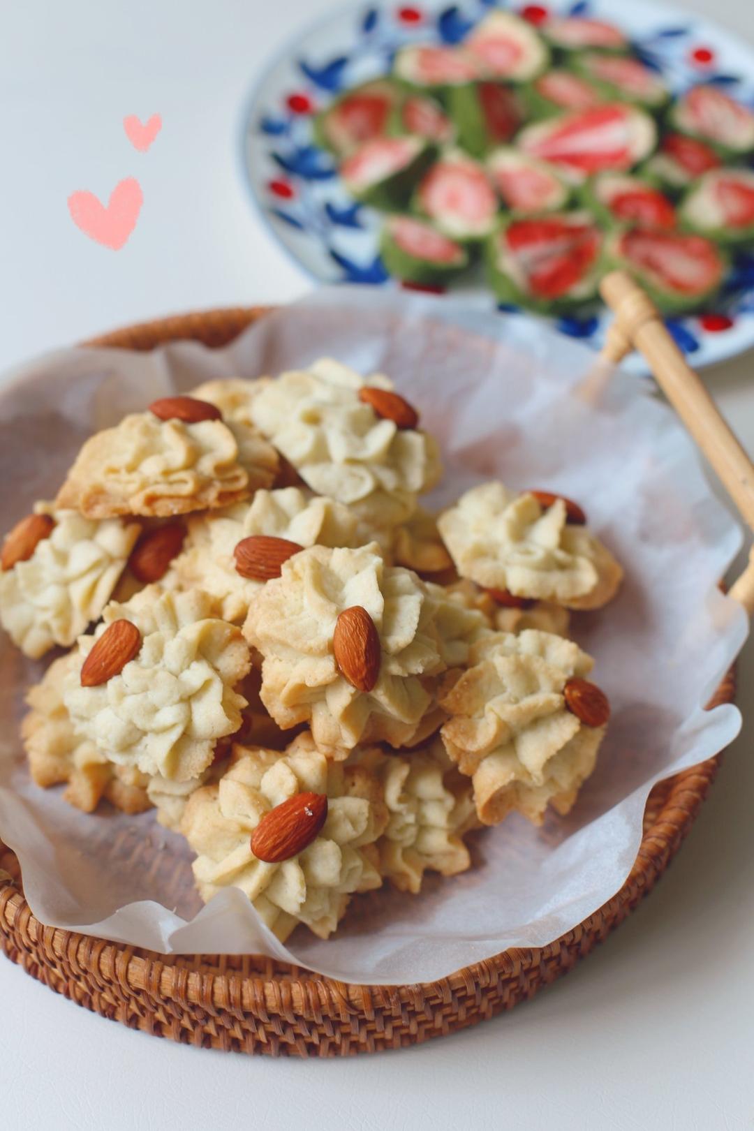 简单好吃的杏仁曲奇，一整颗大杏仁在上面！