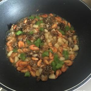 袖珍菇、马蹄，小虾、莴笋炒的做法 步骤10