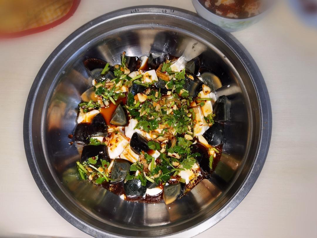 双椒拌皮蛋豆腐