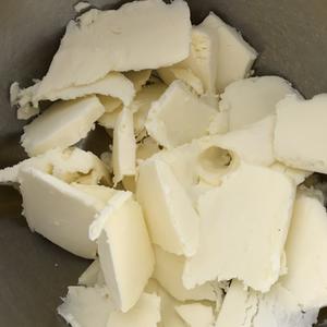 适合手绘的淡奶黄油霜的做法 步骤1