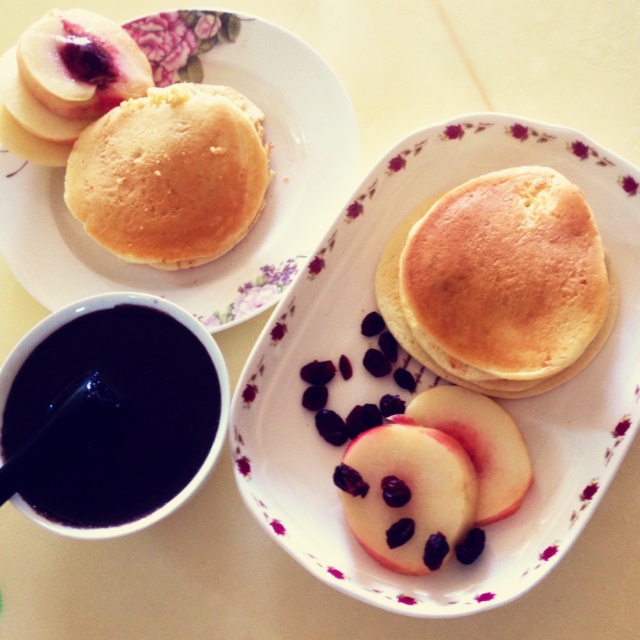 【酸奶松饼yogurt pancake】，搭上黑莓果酱和枫糖的美味。