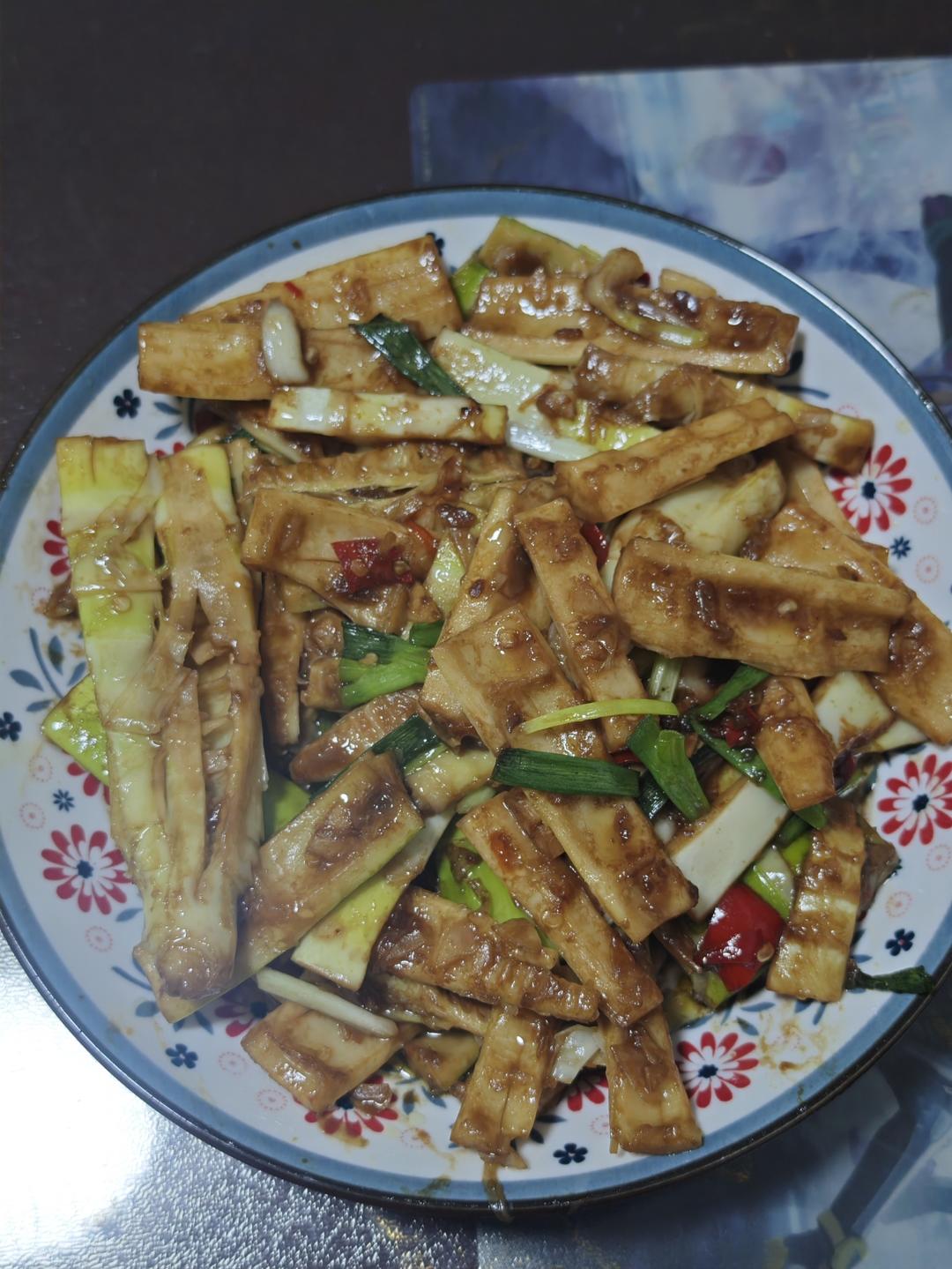 一个人能吃两盘的油焖笋