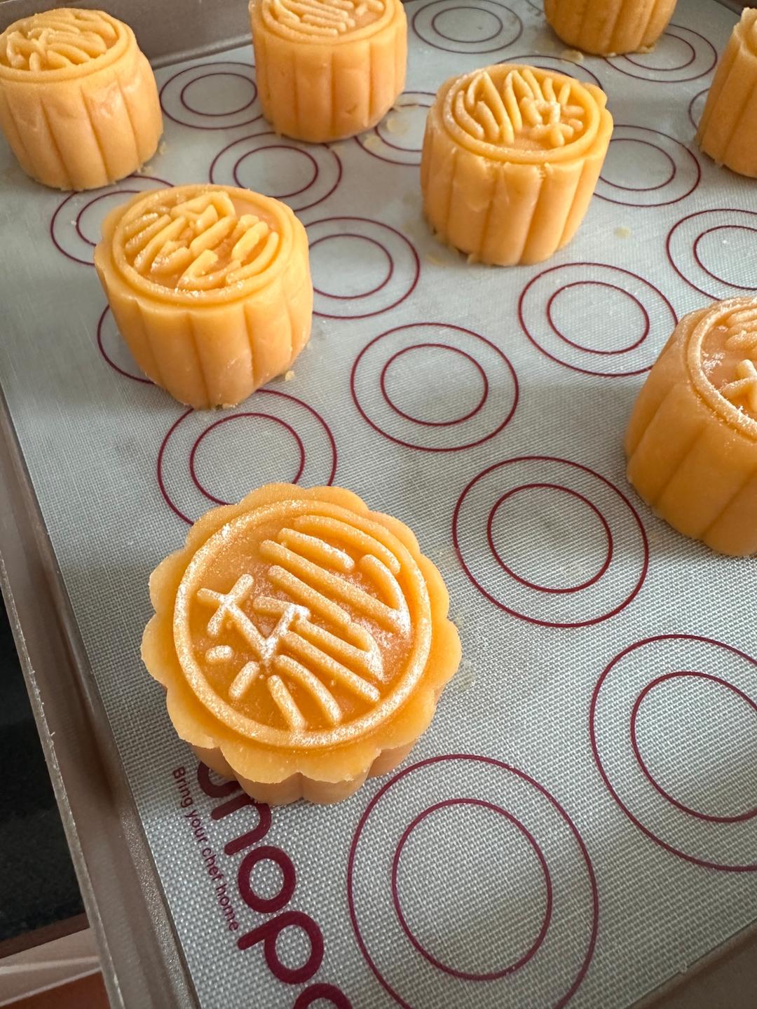 💃奶黄流心月饼——这是可以让你坐稳朋友圈厨霸位置的月饼🥮，没人点赞算我输👎