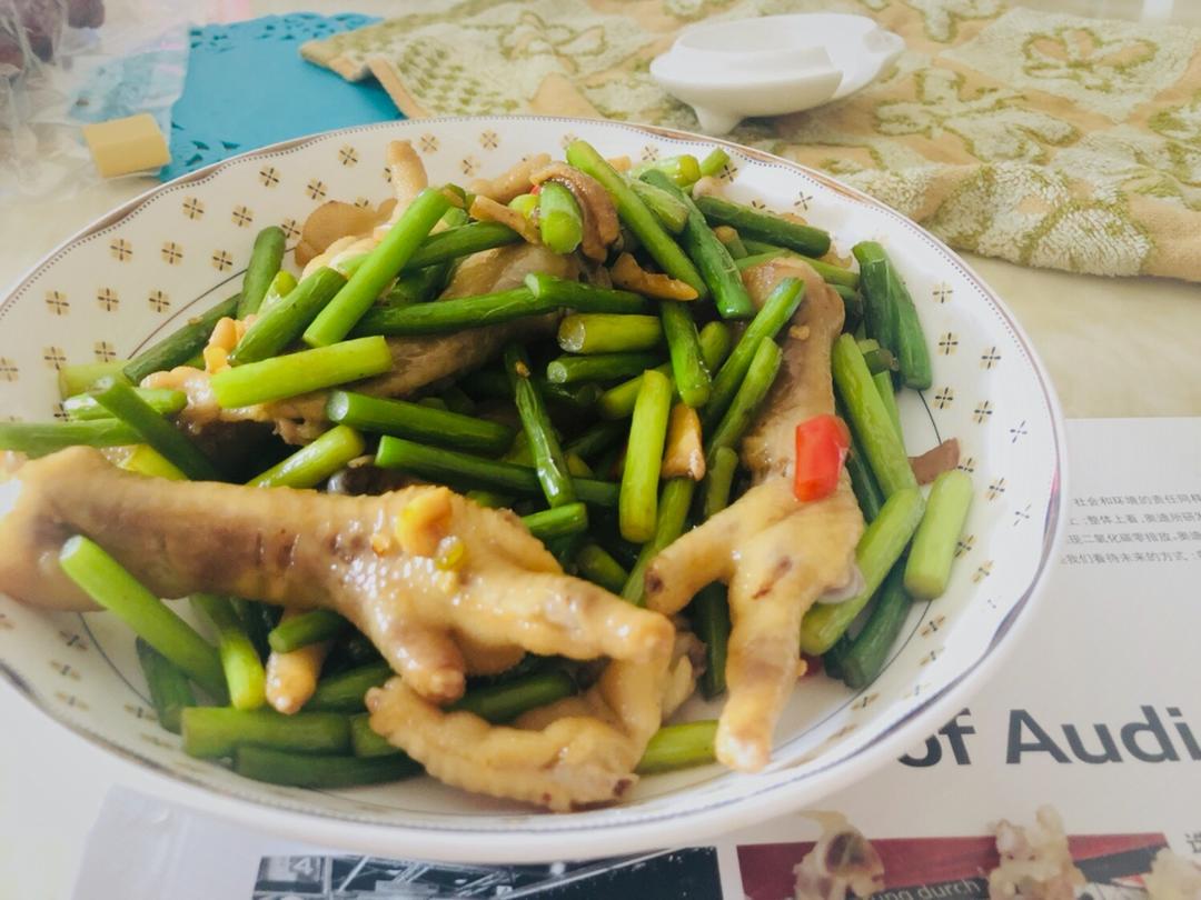 厨师长教你：“辣炒鸡爪”的家常做法，口感和味道都很赞，收藏了