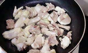 酸菜炒鸡的做法 步骤4