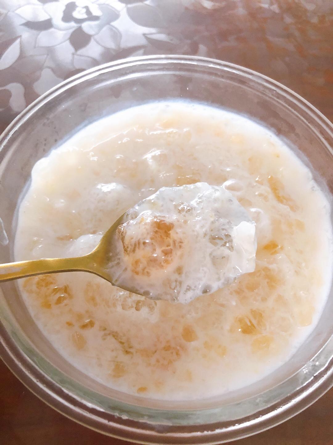 椰汁银耳桃胶雪燕皂角米