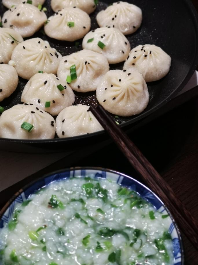 生煎小笼包配菜粥的做法