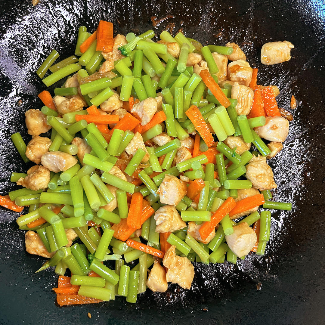 蒜苔胡萝卜炒鸡胸肉的做法