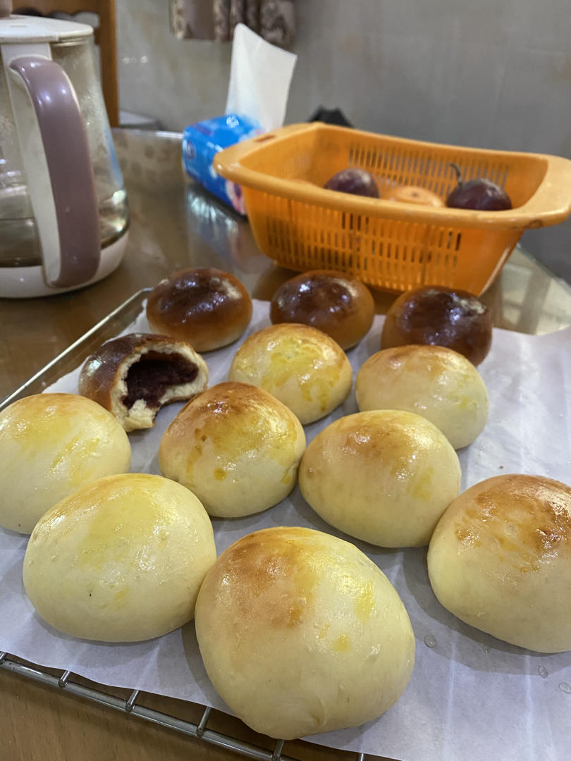 软绵绵的拉丝红豆餐包