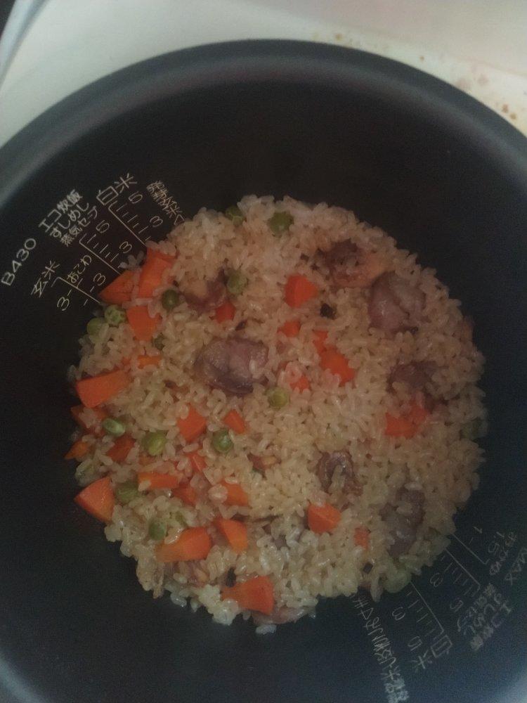 电饭煲焖腊肠什锦糯米饭（或生炒糯米饭）