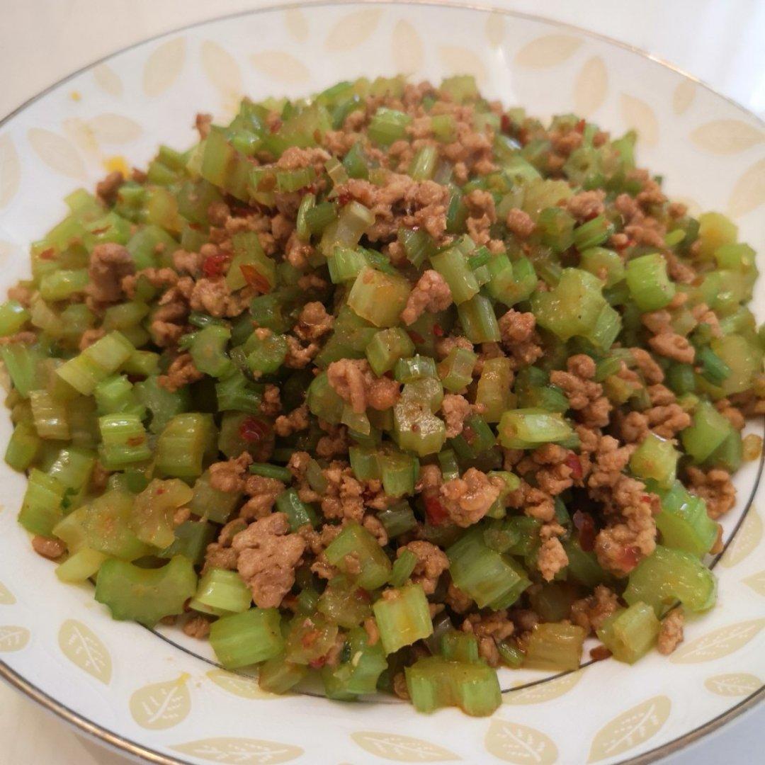 肉末炒香芹