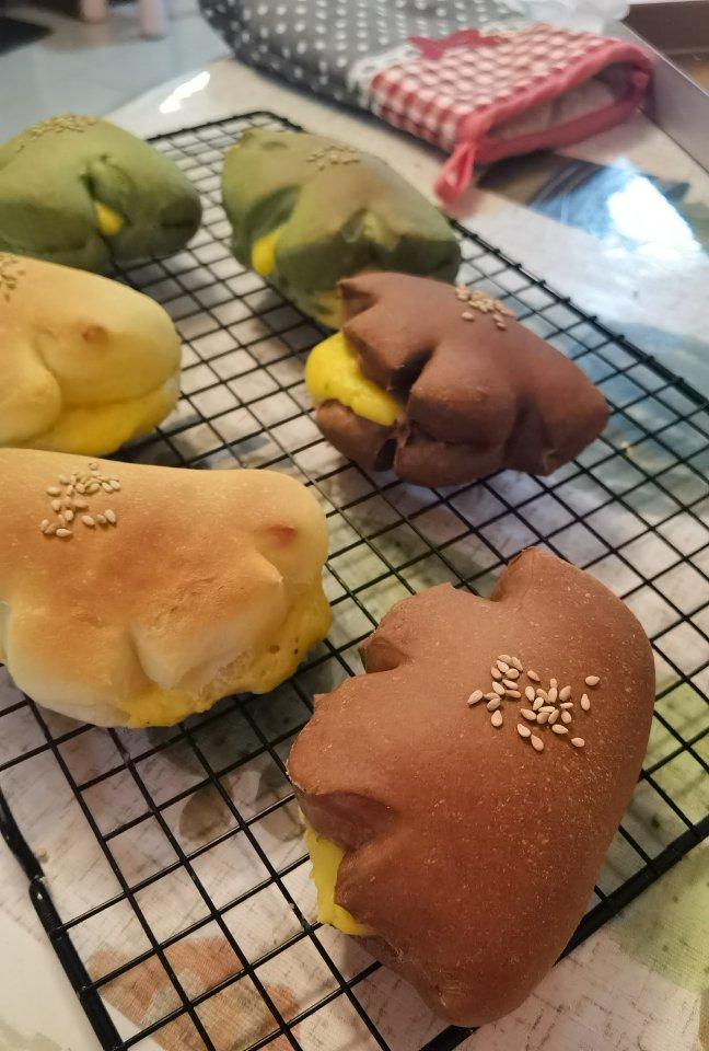 复古卡仕达夹馅面包