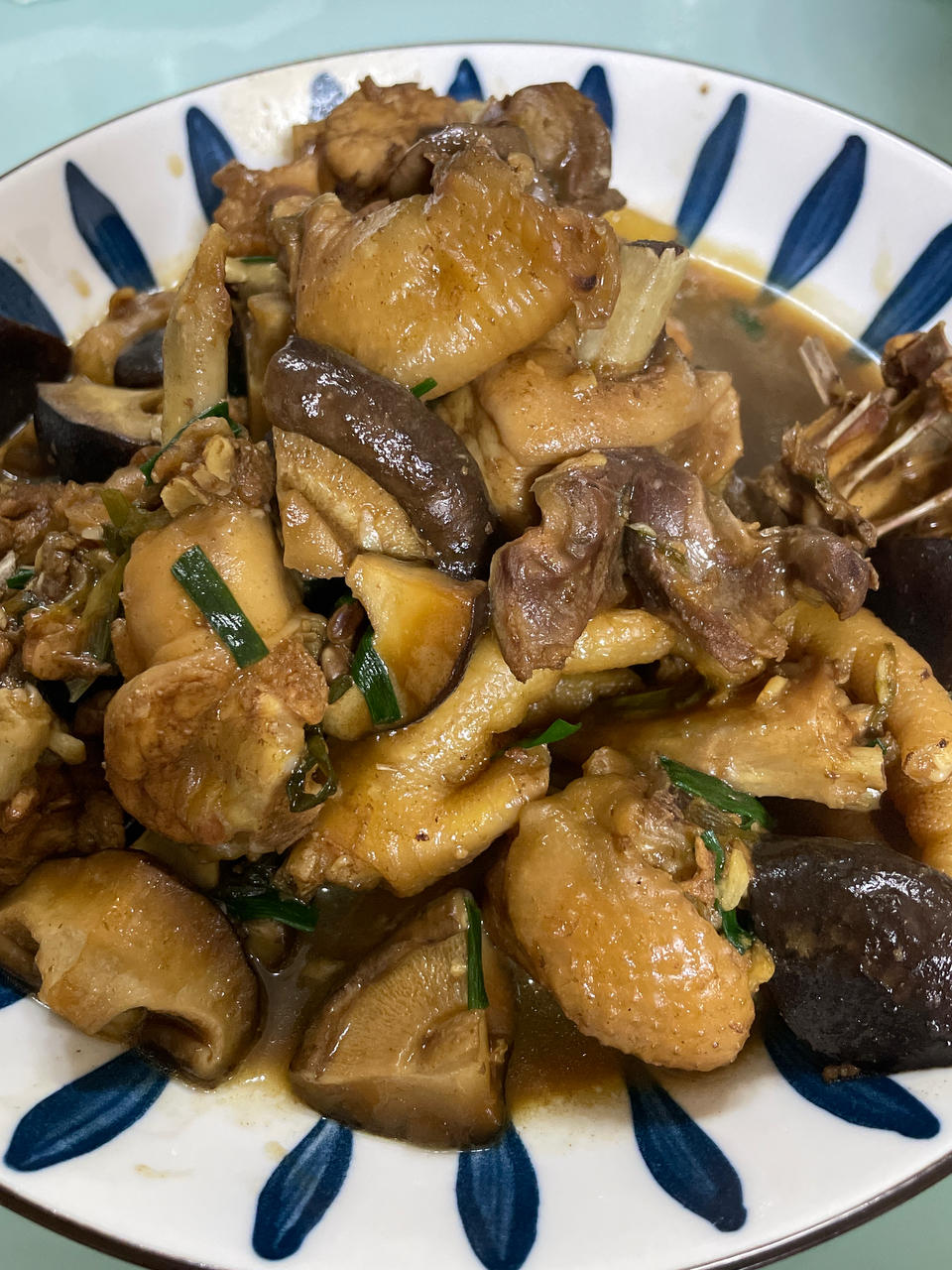 十几年不吃鸡肉的人吃了一盘子的小鸡炖香菇