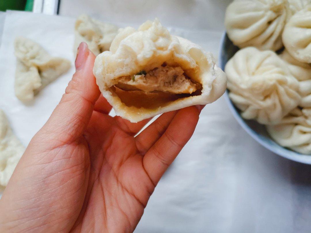 松软多汁的肉包子